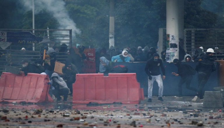 اشتباكات بين المتظاهرين وقوات الأمن الكولومبية - رويترز