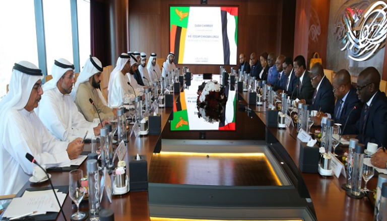 الرئيس الزامبي والوفد المرافق له في غرفة دبي