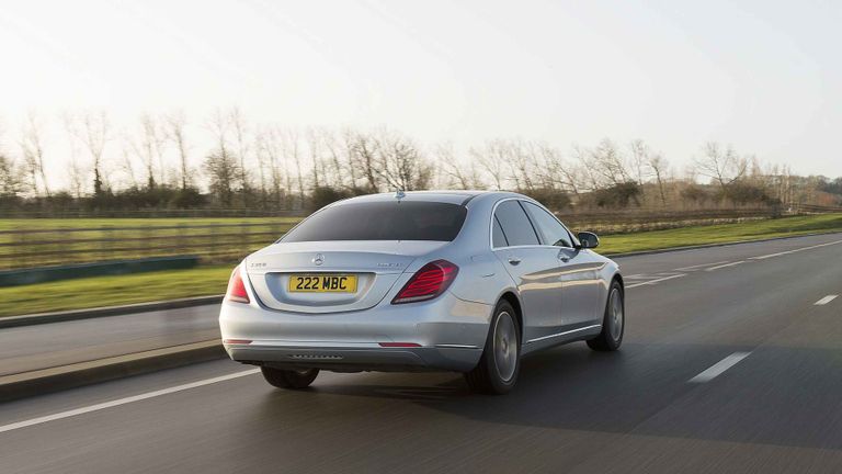 فريق عمل مصنع مرسيدس بمدينة  "سيندلفينجن"