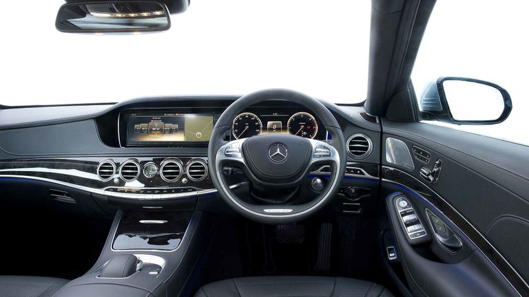 فريق عمل مصنع مرسيدس بمدينة  "سيندلفينجن"