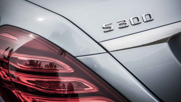 فريق عمل مصنع مرسيدس بمدينة  "سيندلفينجن"