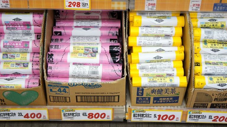 القمامة والنفايات يتم فرزها وتقسيمها وفقا لنوعها