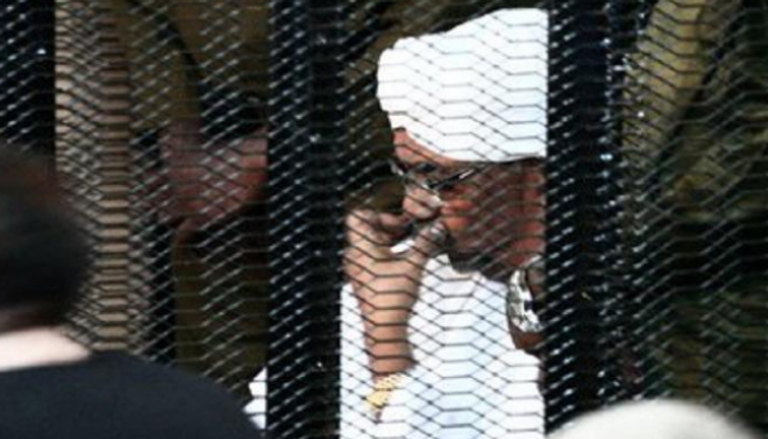 الرئيس السوداني المعزول عمر البشير داخل قفص الاتهام - أرشيفية
