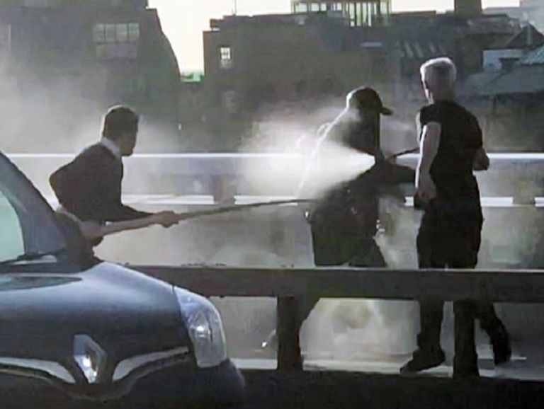 مارة شجعان يحاصرون إرهابي لندن