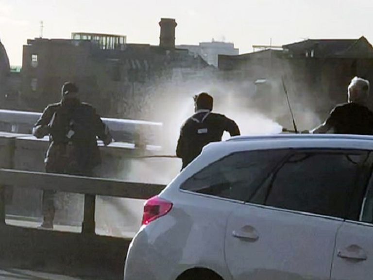 مارة شجعان يحاصرون إرهابي لندن