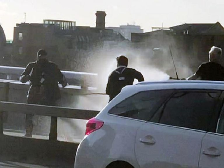 الصحافة البريطانية تنقل شهادات المارة حول الحادث