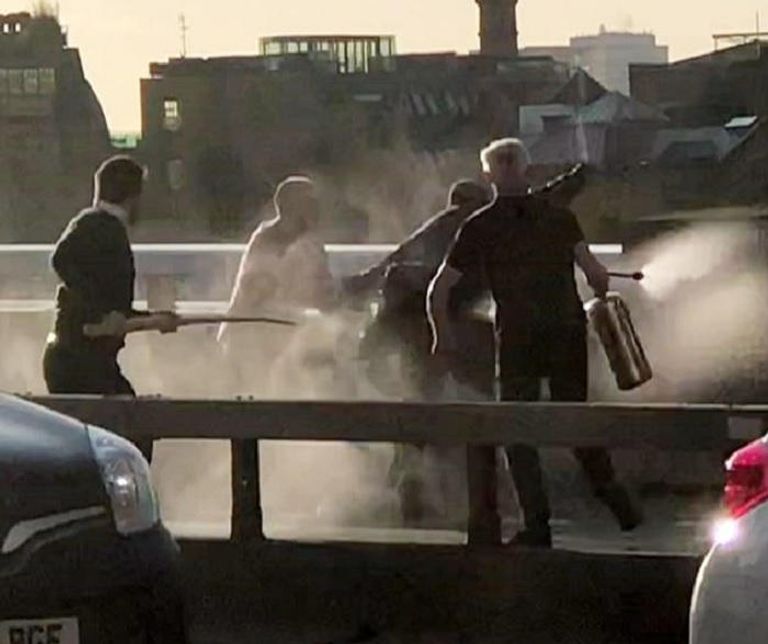 الصحافة البريطانية تنقل شهادات المارة حول الحادث