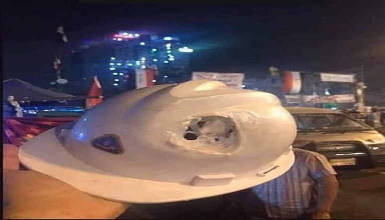 أثار الرصاص على خوذة أحد المتظاهرين في بغداد