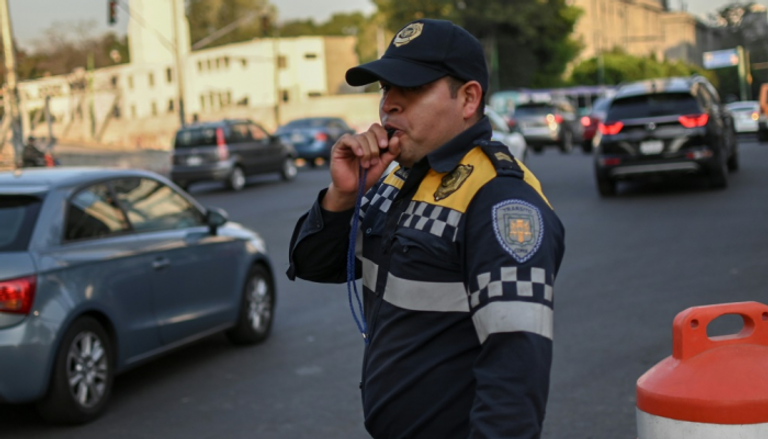 شرطي يحاول تنظيم المرور في أحد شوارع مكسيكو 