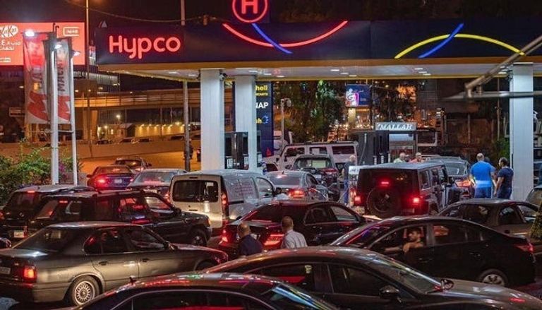 تكدس أمام محطات الوقود في لبنان بسبب الإضراب