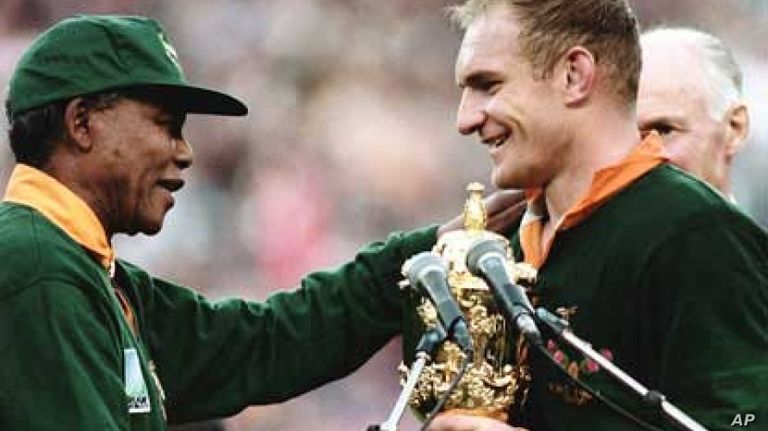 مانديلا مع أحد لاعبي الركبي في جنوب أفريقيا ليونيل ميسي