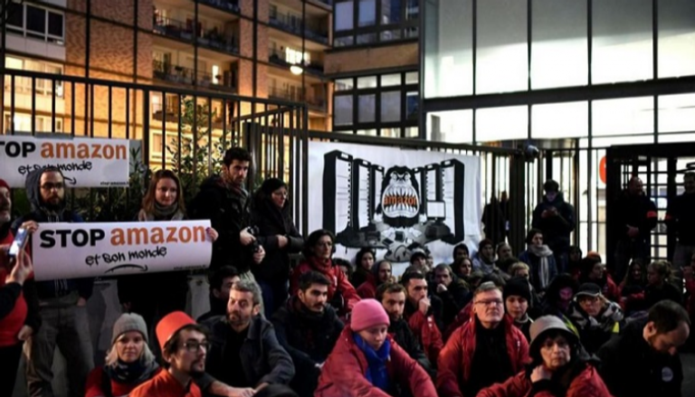 جانب من احتجاجات نشطاء البيئة أمام مستودع لشركة أمازون في فرنسا
