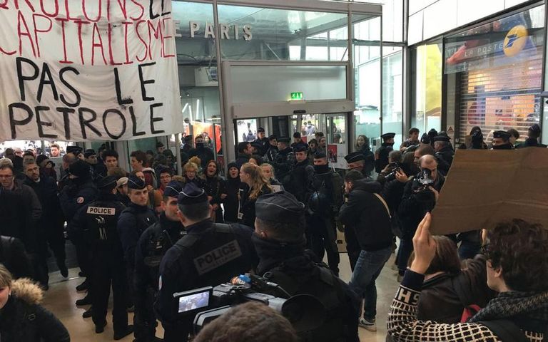 جانب من احتجاجات نشطاء البيئة أمام مستودع لشركة أمازون في فرنسا