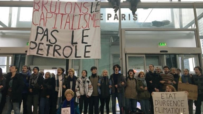 جانب من احتجاجات نشطاء البيئة أمام مستودع لشركة أمازون في فرنسا