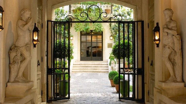 برج إيفل يتوسط مدينة النور