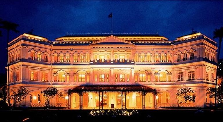 برج إيفل يتوسط مدينة النور