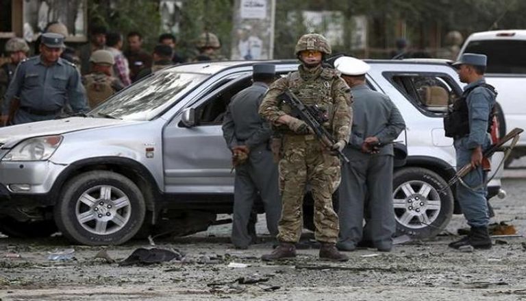 قوات الأمن الأفغانية بموقع انفجار سابق