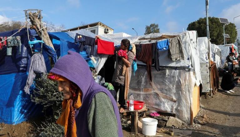 مهاجرون يستعدون لمغادرة مخيمات مكتظة في اليونان