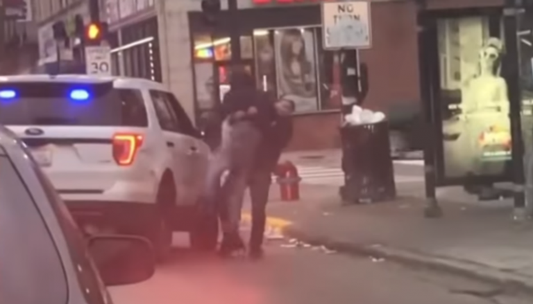 ضابط يطرح رجل أرضا أثناء القبض عليه في شيكاغو