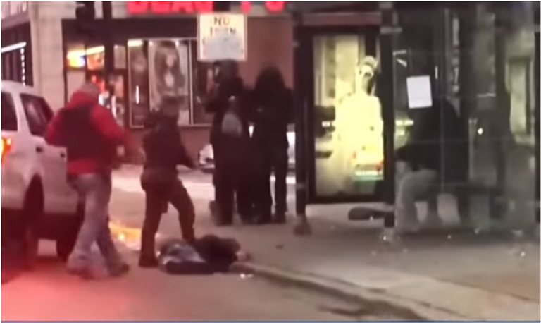 ضابط يطرح رجل أرضا أثناء القبض عليه في شيكاغو