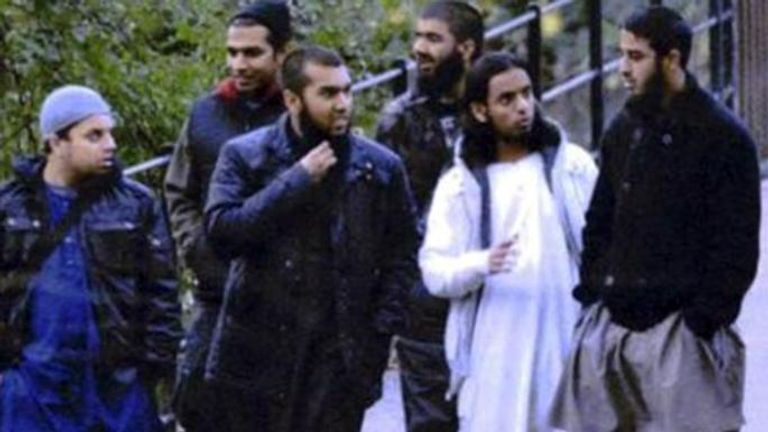 صور مراقبة التقطت لمخططي هجوم بورصة لندن عناصر من الشرطة البريطانية في شوارع لندن - أرشيفية