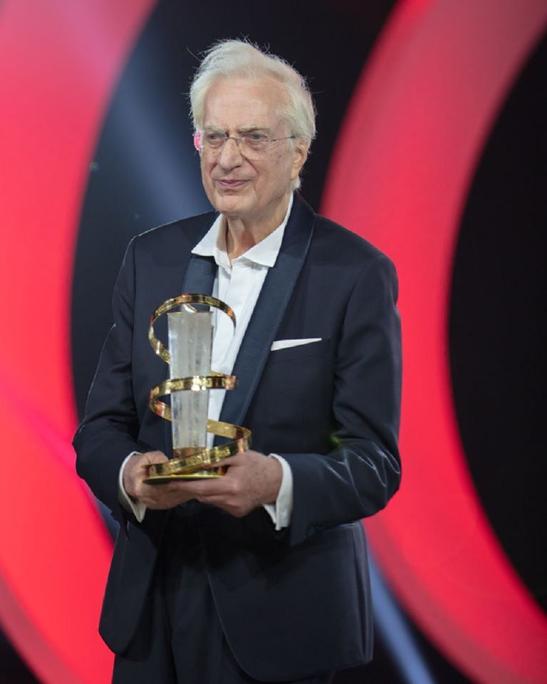 تسليم درع التكريم للمخرج الفرنسي