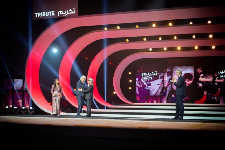 تسليم درع التكريم للمخرج الفرنسي