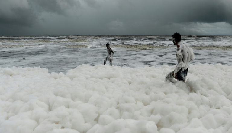 سكان يلهون في رغوة مصدرها ملوثات على شاطئ مارينا بيتش الهندية