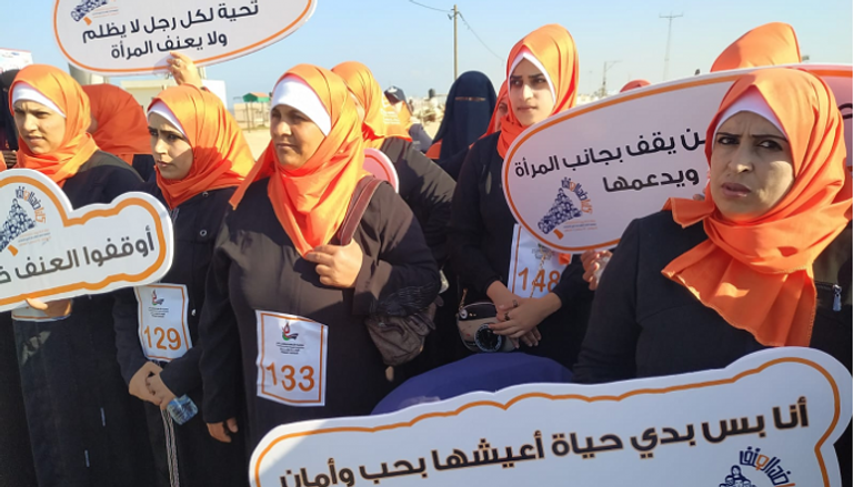 المشاركات يرفعن شعارات تطالب بوقف العنف ضد المرأة