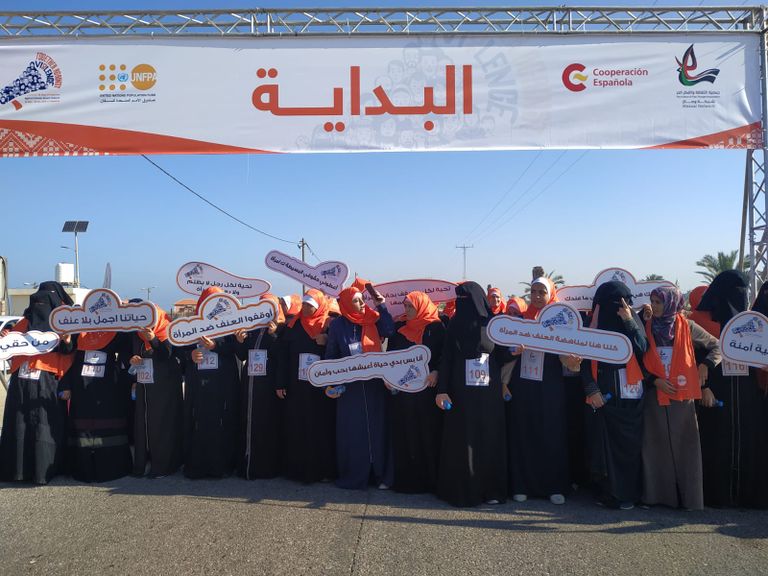 المشاركات يرفعن شعارات تطالب بوقف العنف ضد المرأة