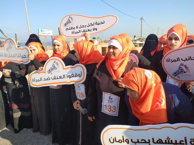 المشاركات يرفعن شعارات تطالب بوقف العنف ضد المرأة