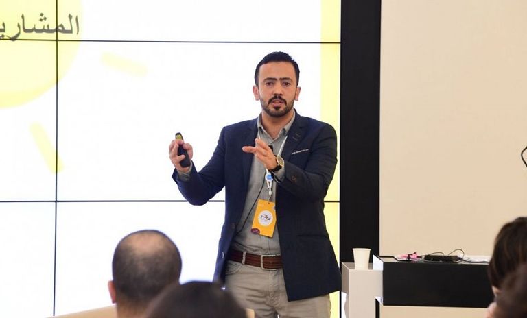 جانب من إحدى الحلقات النقاشية