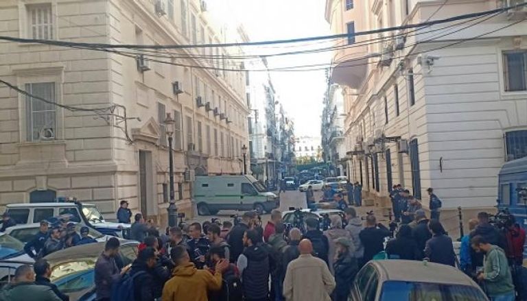 وصول المتهمين إلى محكمة سيدي أمحمد بالجزائر العاصمة