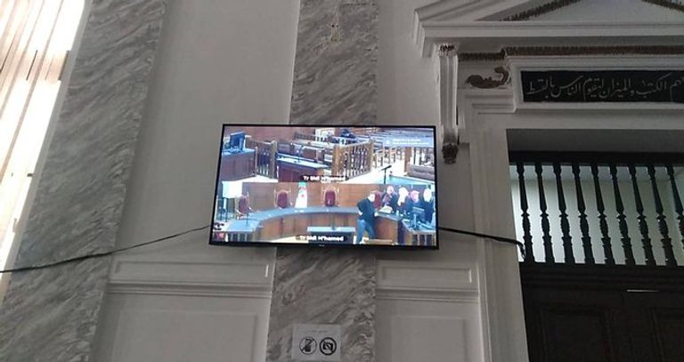 شاشة كبيرة لمشاهدة أطوار المحاكمة