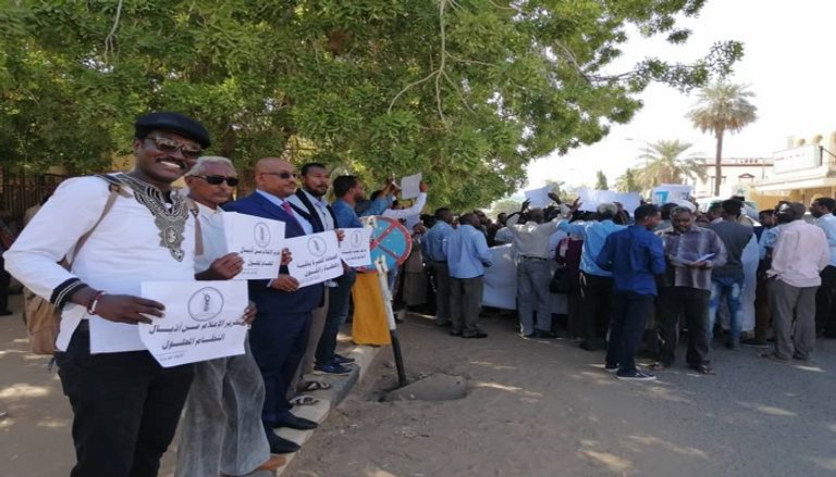 جانب من الوقفة الاحتجاجية للصحفيين أمام وزارة الإعلام السودانية