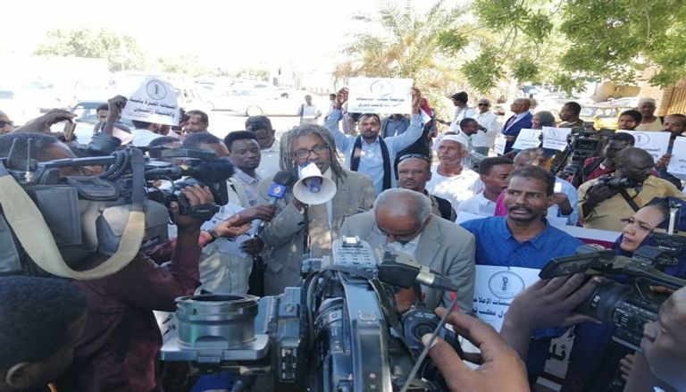 جانب من الوقفة الاحتجاجية للصحفيين أمام وزارة الإعلام السودانية