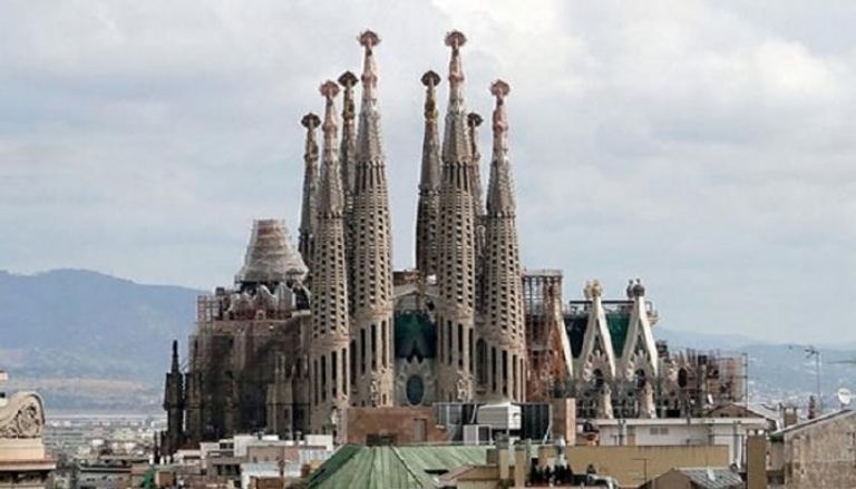 كنيسة ساغرادا فاميليا أحد المعالم الشهيرة في برشلونة