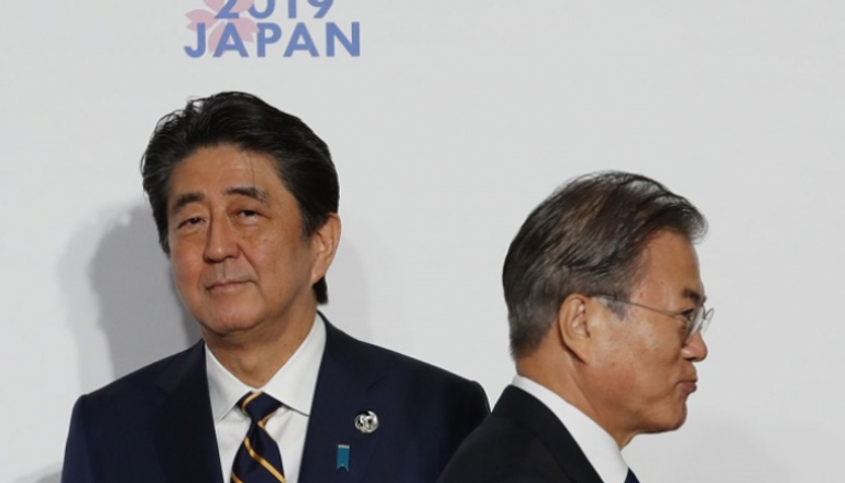 رئيس وزراء اليابان والرئيس الكوري الجنوبي