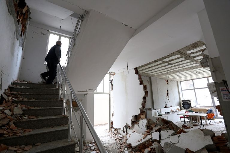 الإعصار هشم النوافذ واقتلع أسقف المنازل