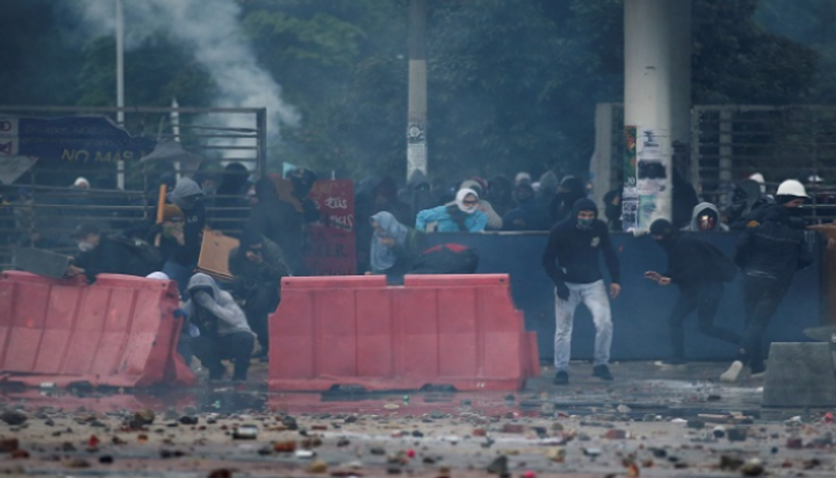 اشتباكات بين المتظاهرين وقوات الأمن الكولومبية 