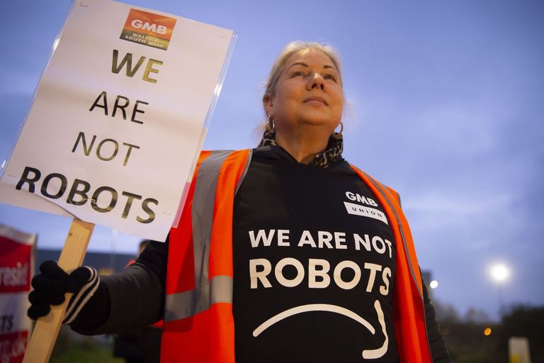 احتجاجات رمزية أمام منزل مؤسس "أمازون" على تدني الأجور