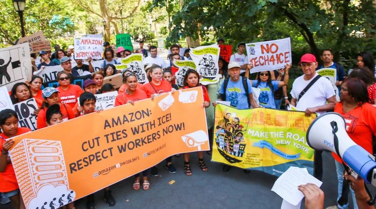 احتجاجات رمزية أمام منزل مؤسس "أمازون" على تدني الأجور