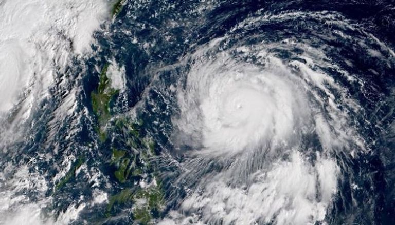 إعصار "كاموري" يعطّل السفر والعمل في الفلبين