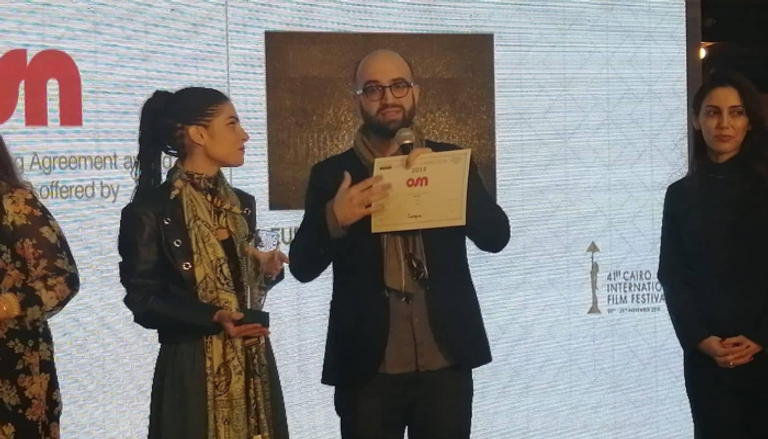 المخرج والمنتج الكويتي عبدالله بوشهري أثناء استلام الجائزة
