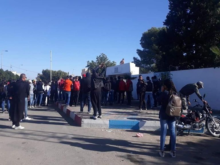 أحد الشباب يحاول الانتحار في سيدي بوزيد جانب من الصدامات بين قوات الأمن التونسية والمحتجين