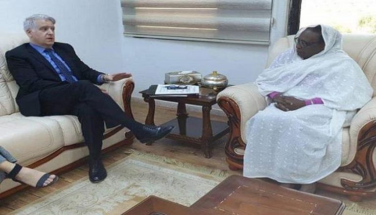 وزيرة الخارجية السودانية أسماء عبدالله والمسؤول الأممي رافي قريجوريان