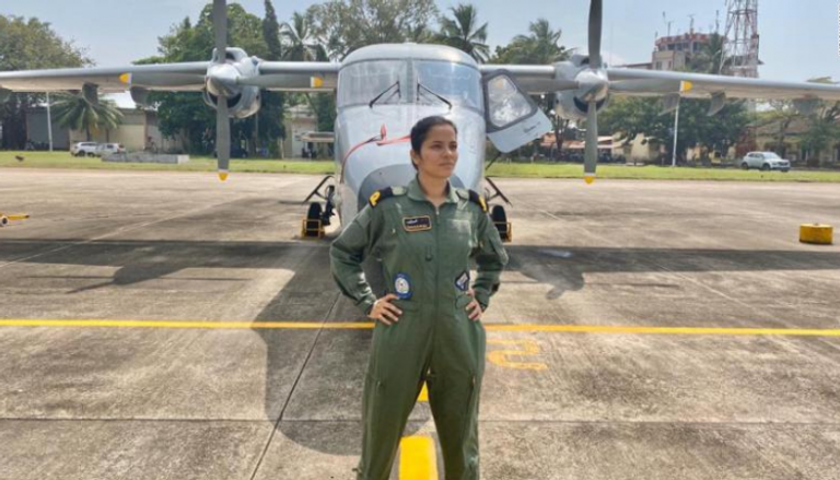 نصر للمرأة الهندية بانضمامها إلى طياري البحرية