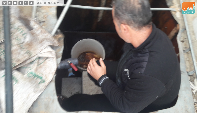 صالح الأسطل في مصنعه لإنتاج الأسمدة العضوية