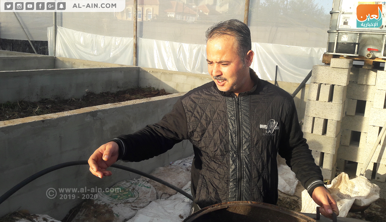 صالح الأسطل في مصنعه لإنتاج الأسمدة العضوية