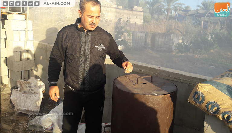 صالح الأسطل في مصنعه لإنتاج الأسمدة العضوية